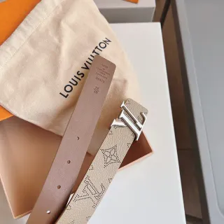 Louis Vuitton LV Initiales Cinto de couro tan com monograma perfurado