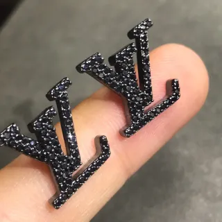 Louis Vuitton LV Iniciais Pavé Pedras Negras Brincos de tachuela