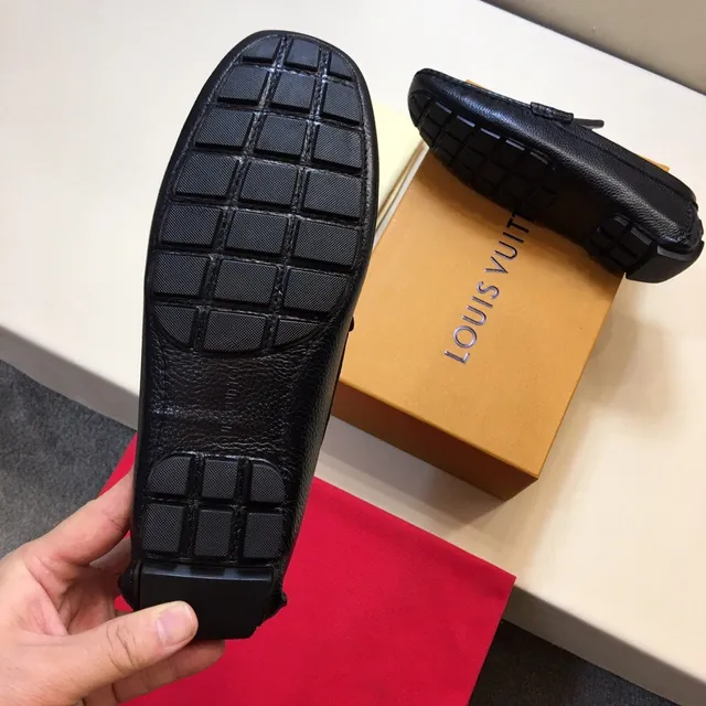 Louis Vuitton LV mocasín negro rojo cuero granulado hebilla de metal mocasín 4