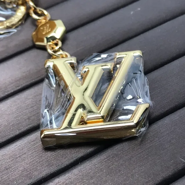 Louis Vuitton LV Monogram सोने का धातु पेंडेंट कीचेन कंगन 3