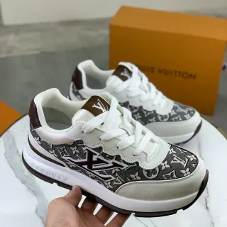 Louis Vuitton LV Trainer Beige Marrón Monograma Lona Cosido Logo Estilo de Vida Zapatillas