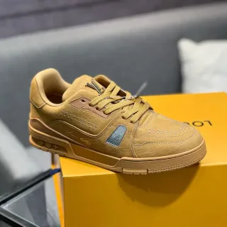Louis Vuitton LV Trainer Bege Prateado Couro Texturizado Superior Hardware Metálico Sneakers Lifestyle