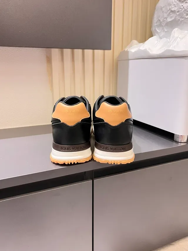 Louis Vuitton LV Trainer Zapatillas Lifestyle de Cuero Negro y Beige Paneladas Low-Top 2