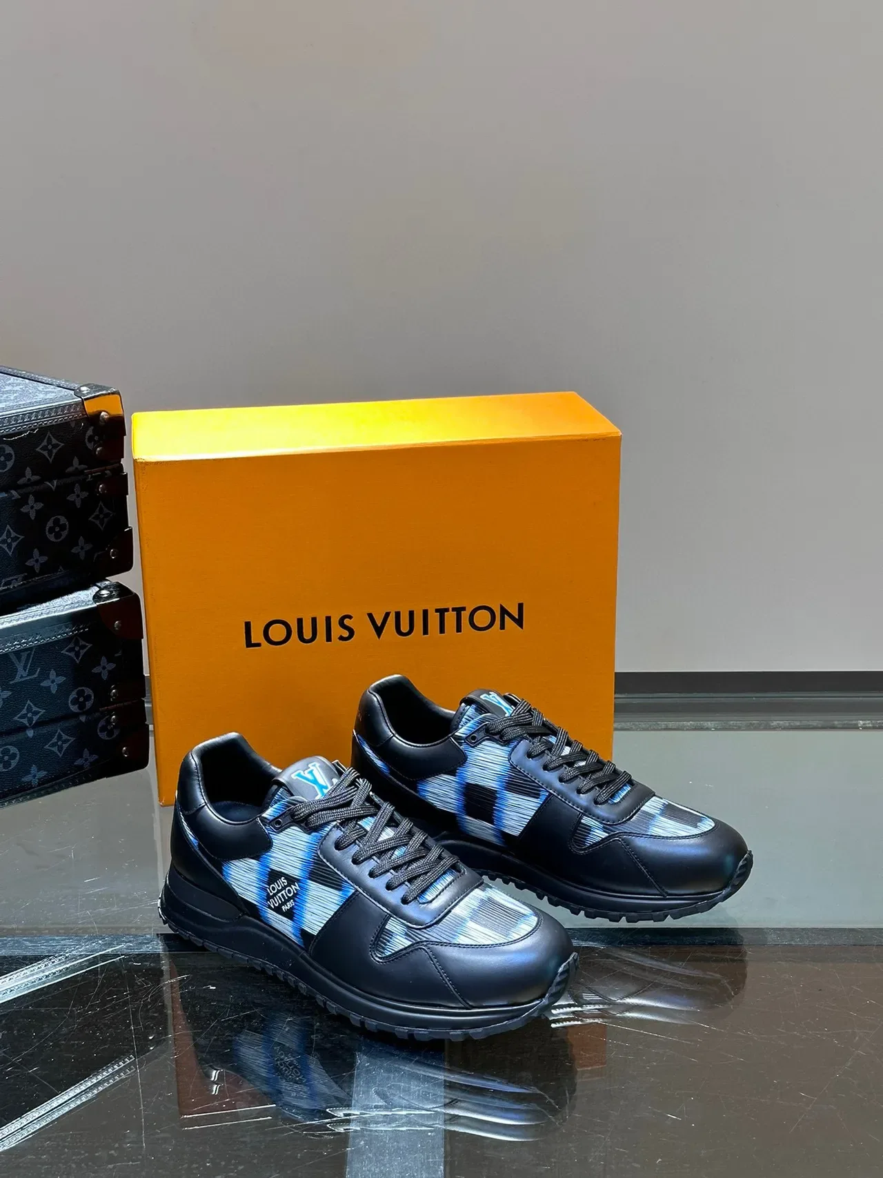 Louis Vuitton LV Trainer Tênis Pretos e Azuis de Couro-Jacquard Híbrido Painel Lateral Listrado Estilo de Vida 2