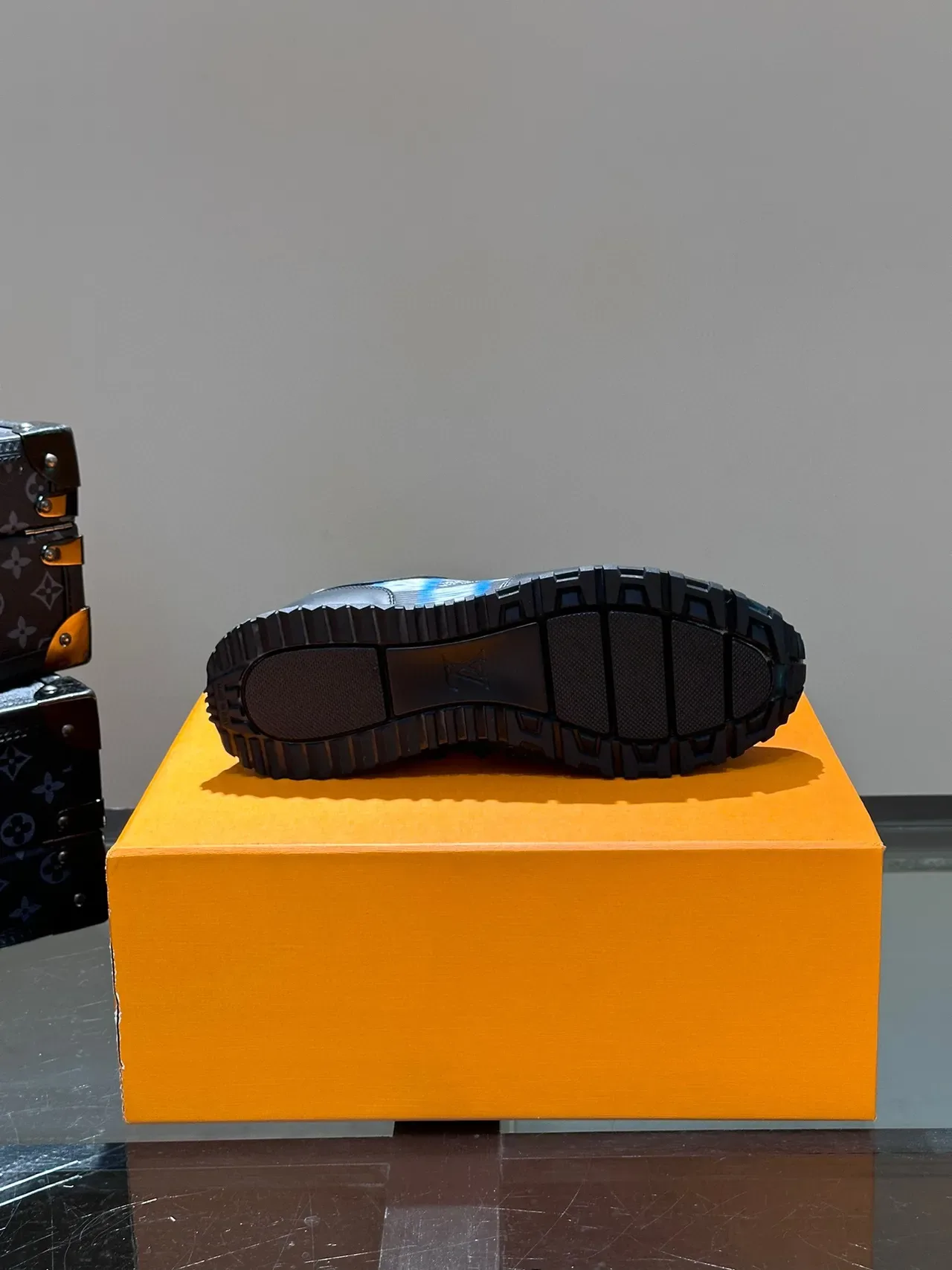 Louis Vuitton LV Trainer Tênis Pretos e Azuis de Couro-Jacquard Híbrido Painel Lateral Listrado Estilo de Vida 3