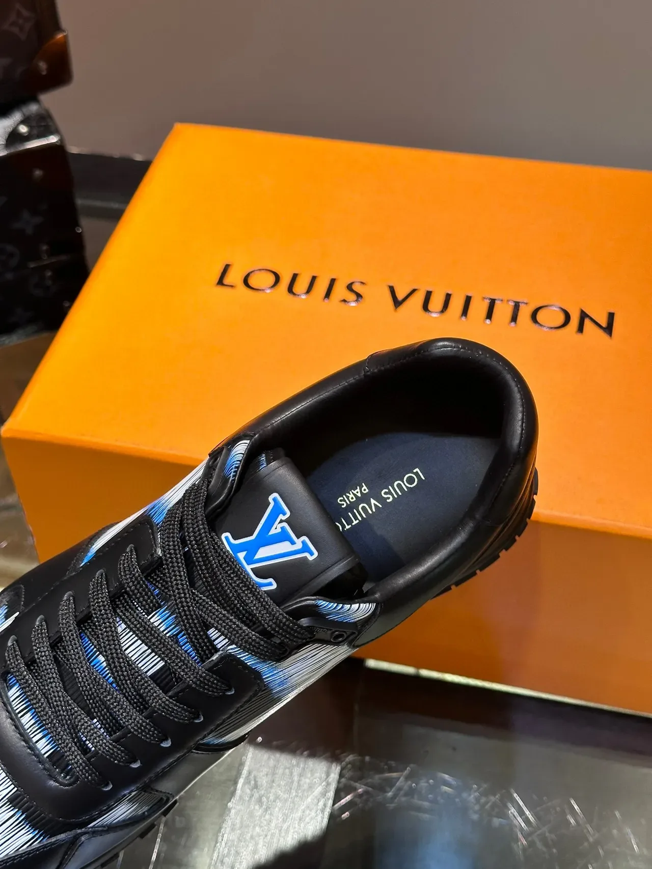 Louis Vuitton LV Trainer Tênis Pretos e Azuis de Couro-Jacquard Híbrido Painel Lateral Listrado Estilo de Vida 4
