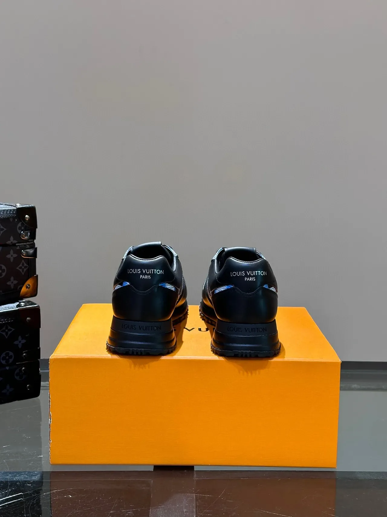 Louis Vuitton LV Trainer Tênis Pretos e Azuis de Couro-Jacquard Híbrido Painel Lateral Listrado Estilo de Vida 5