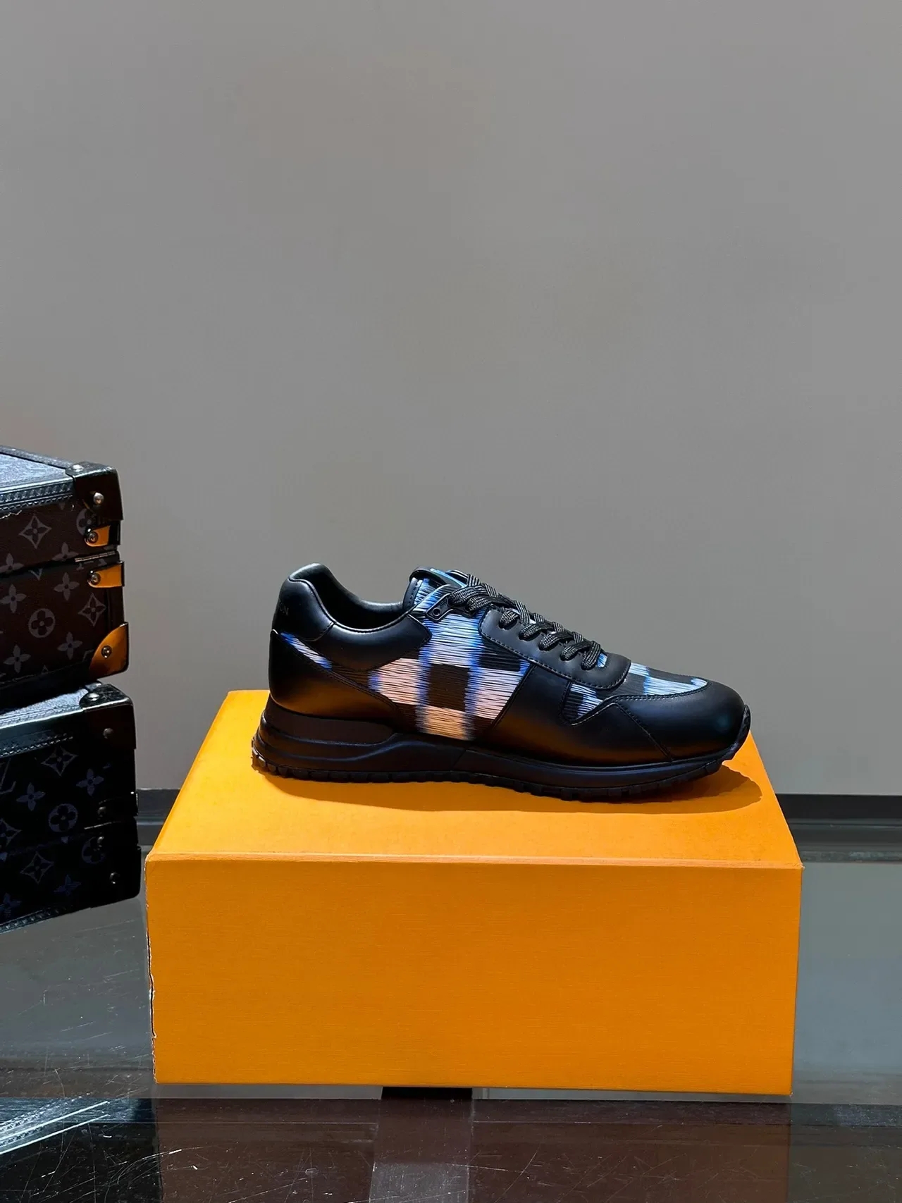 Louis Vuitton LV Trainer Tênis Pretos e Azuis de Couro-Jacquard Híbrido Painel Lateral Listrado Estilo de Vida 6