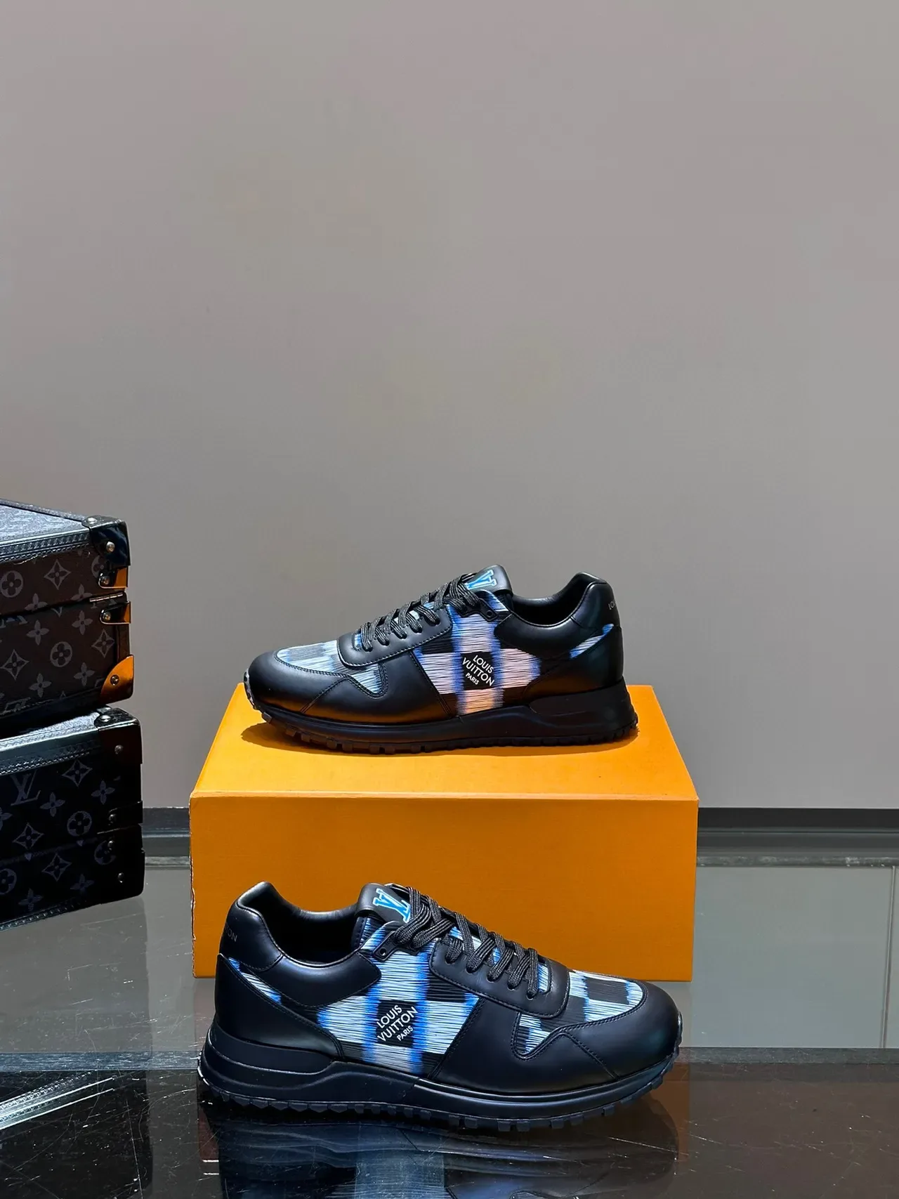 Louis Vuitton LV Trainer Tênis Pretos e Azuis de Couro-Jacquard Híbrido Painel Lateral Listrado Estilo de Vida 7