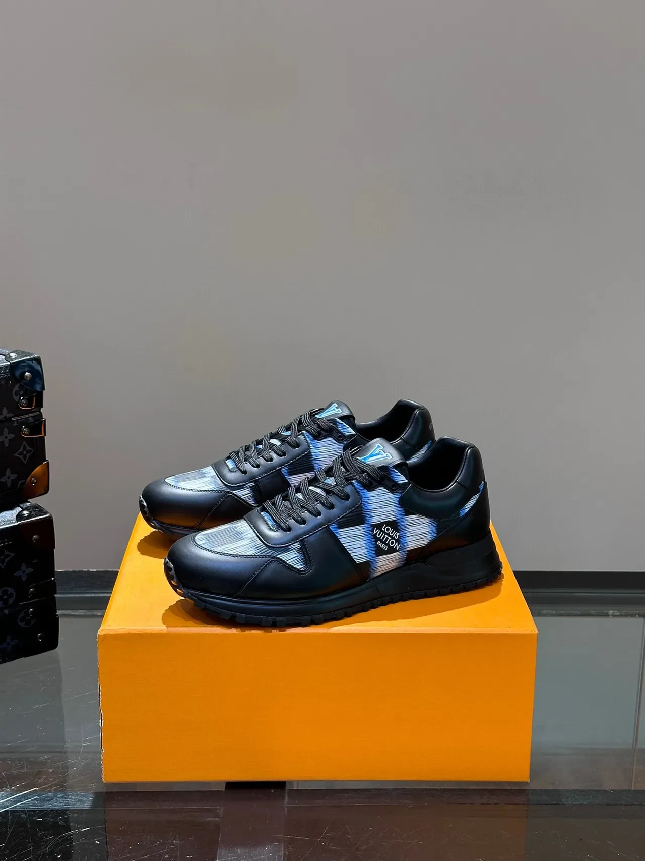 Louis Vuitton LV Trainer Tênis Pretos e Azuis de Couro-Jacquard Híbrido Painel Lateral Listrado Estilo de Vida 8