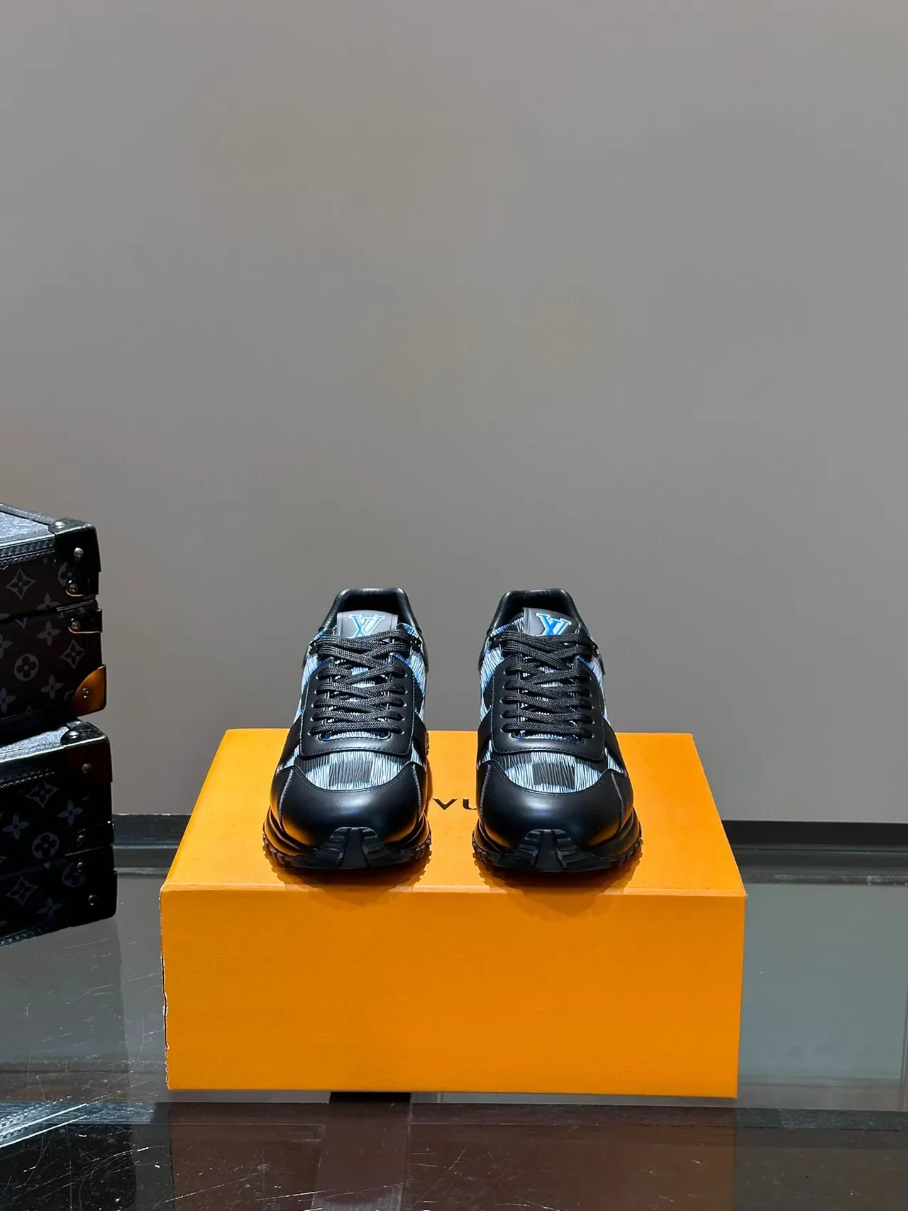 Louis Vuitton LV Trainer Tênis Pretos e Azuis de Couro-Jacquard Híbrido Painel Lateral Listrado Estilo de Vida 9