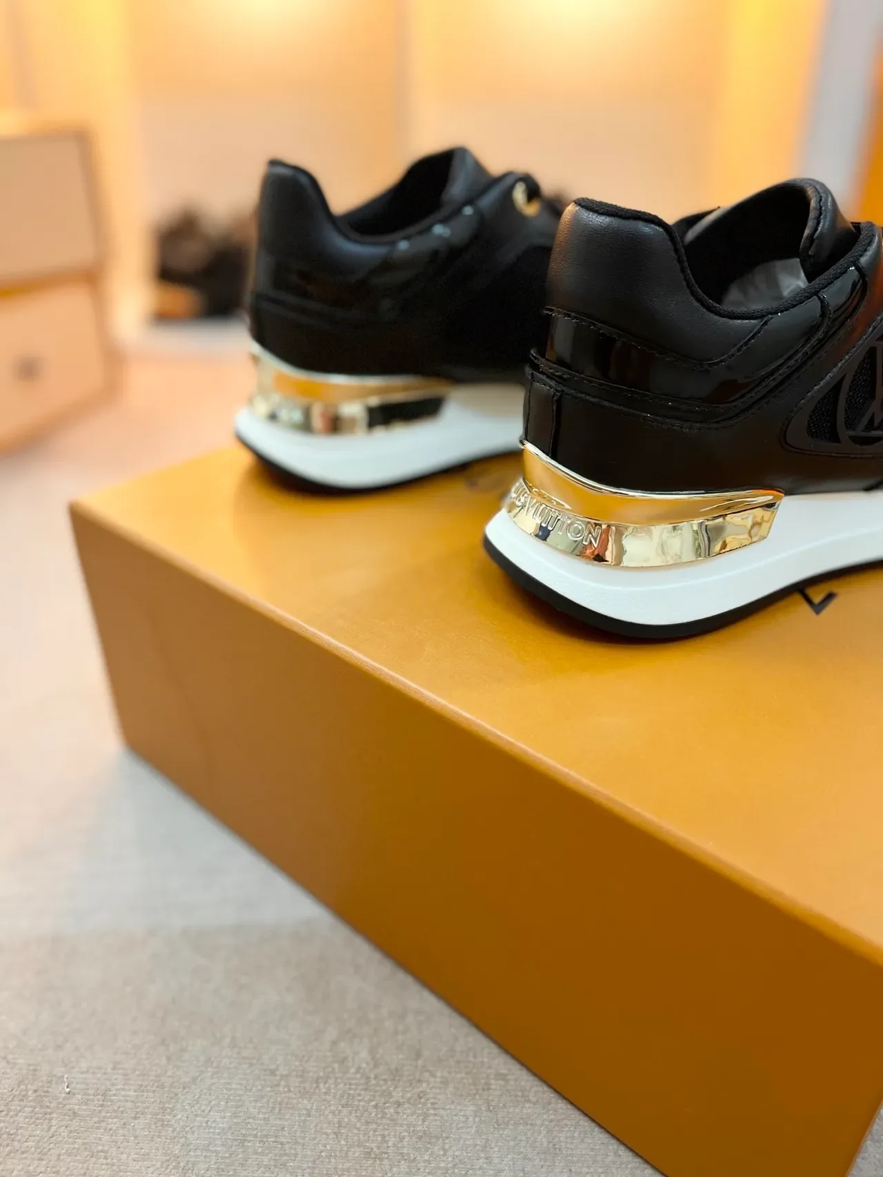 Louis Vuitton LV Trainer 黑色金色 皮革与网面鞋面 金属鞋跟后跟 生活方式运动鞋 2