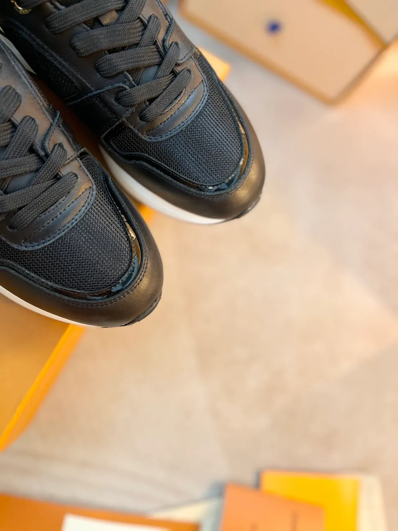 Louis Vuitton LV Trainer 黑色金色 皮革与网面鞋面 金属鞋跟后跟 生活方式运动鞋 3