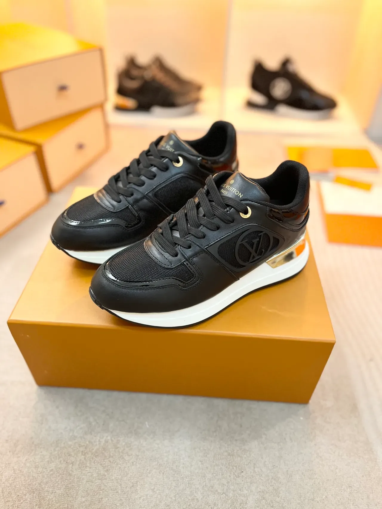 Louis Vuitton LV Trainer 黑色金色 皮革与网面鞋面 金属鞋跟后跟 生活方式运动鞋 4