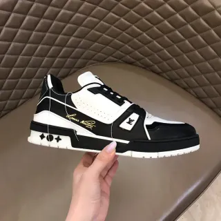 Louis Vuitton LV Trainer negro blanco contraste script dorado branding lifestyle zapatillas