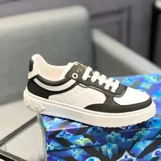 Louis Vuitton LV Trainer Sneakers Negro y Blanco Cuero Monogramado Contraste Lifestyle