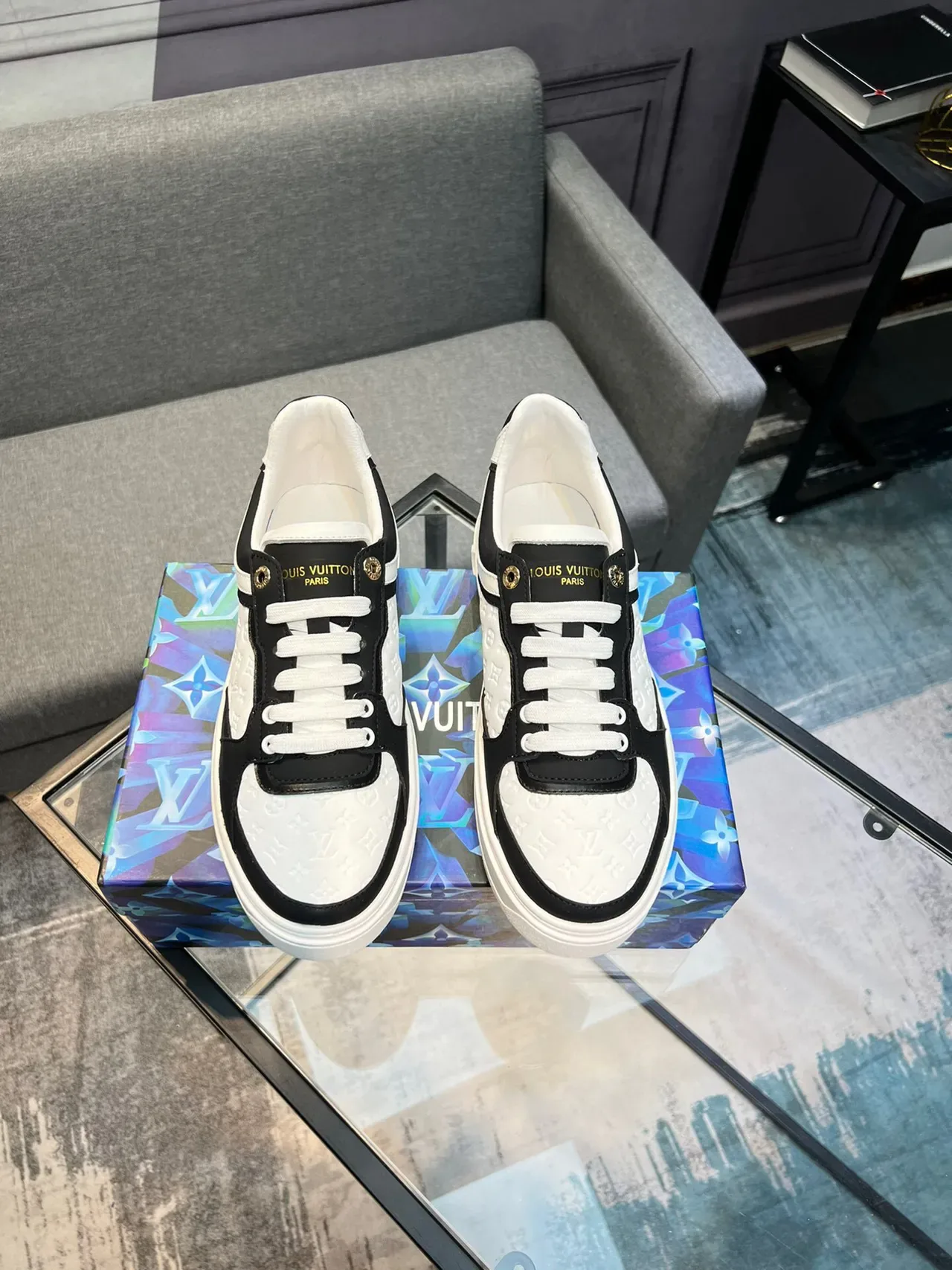 Louis Vuitton LV Trainer Sneakers Negro y Blanco Cuero Monogramado Contraste Lifestyle 2