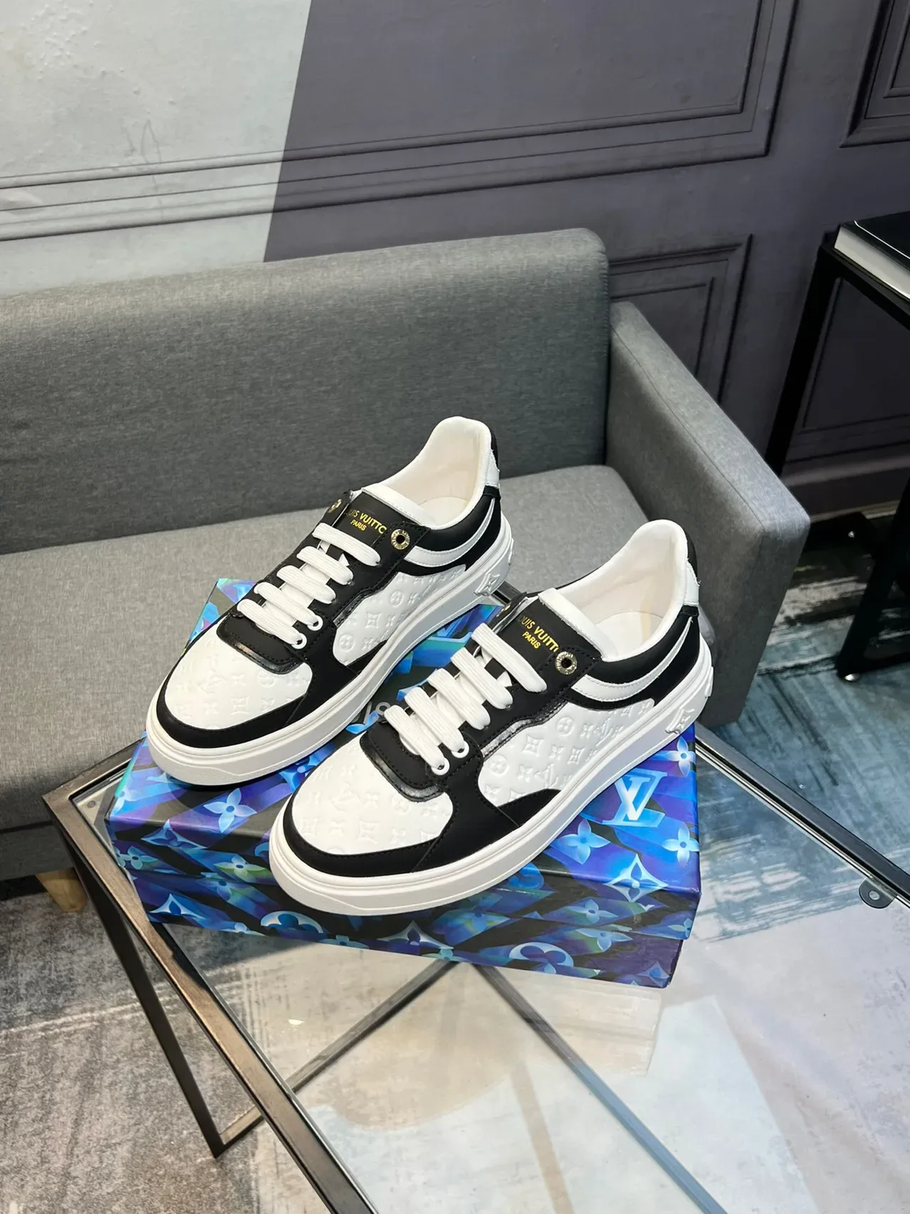 Louis Vuitton LV Trainer Sneakers Negro y Blanco Cuero Monogramado Contraste Lifestyle 3