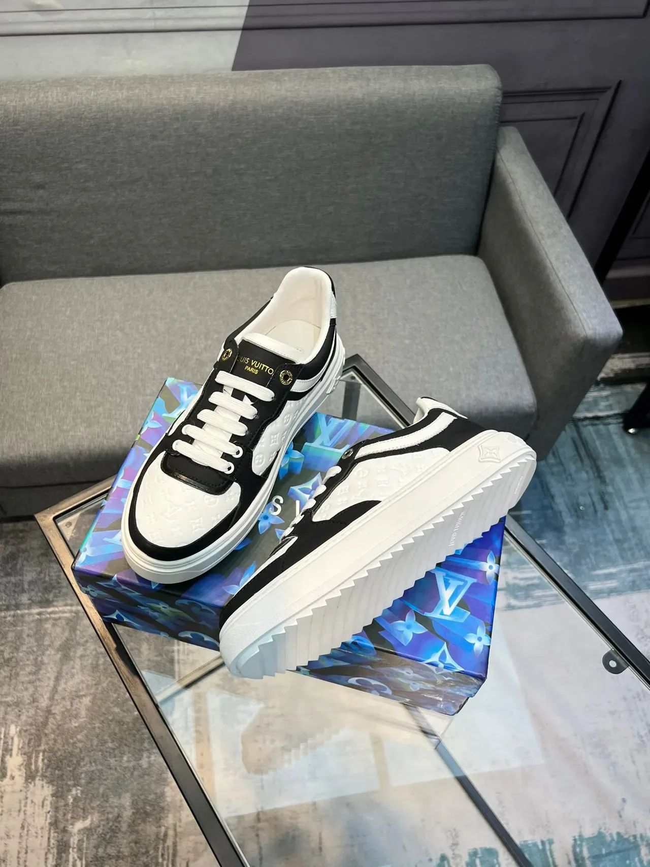 Louis Vuitton LV Trainer Sneakers Negro y Blanco Cuero Monogramado Contraste Lifestyle 4