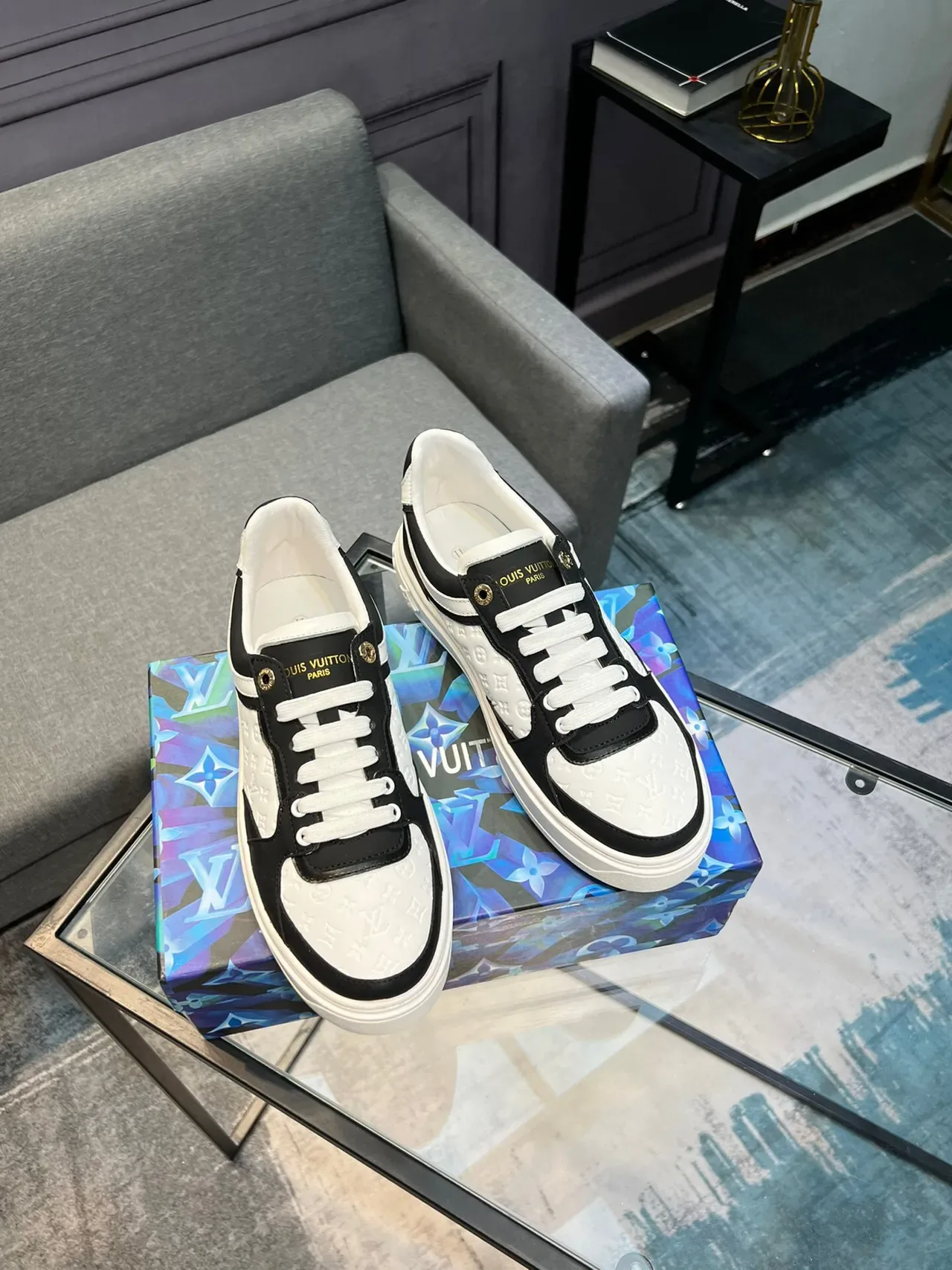 Louis Vuitton LV Trainer Sneakers Negro y Blanco Cuero Monogramado Contraste Lifestyle 5