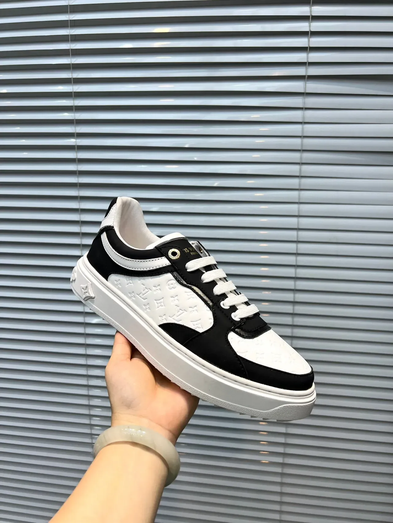Louis Vuitton LV Trainer Sneakers Negro y Blanco Cuero Monogramado Contraste Lifestyle 6