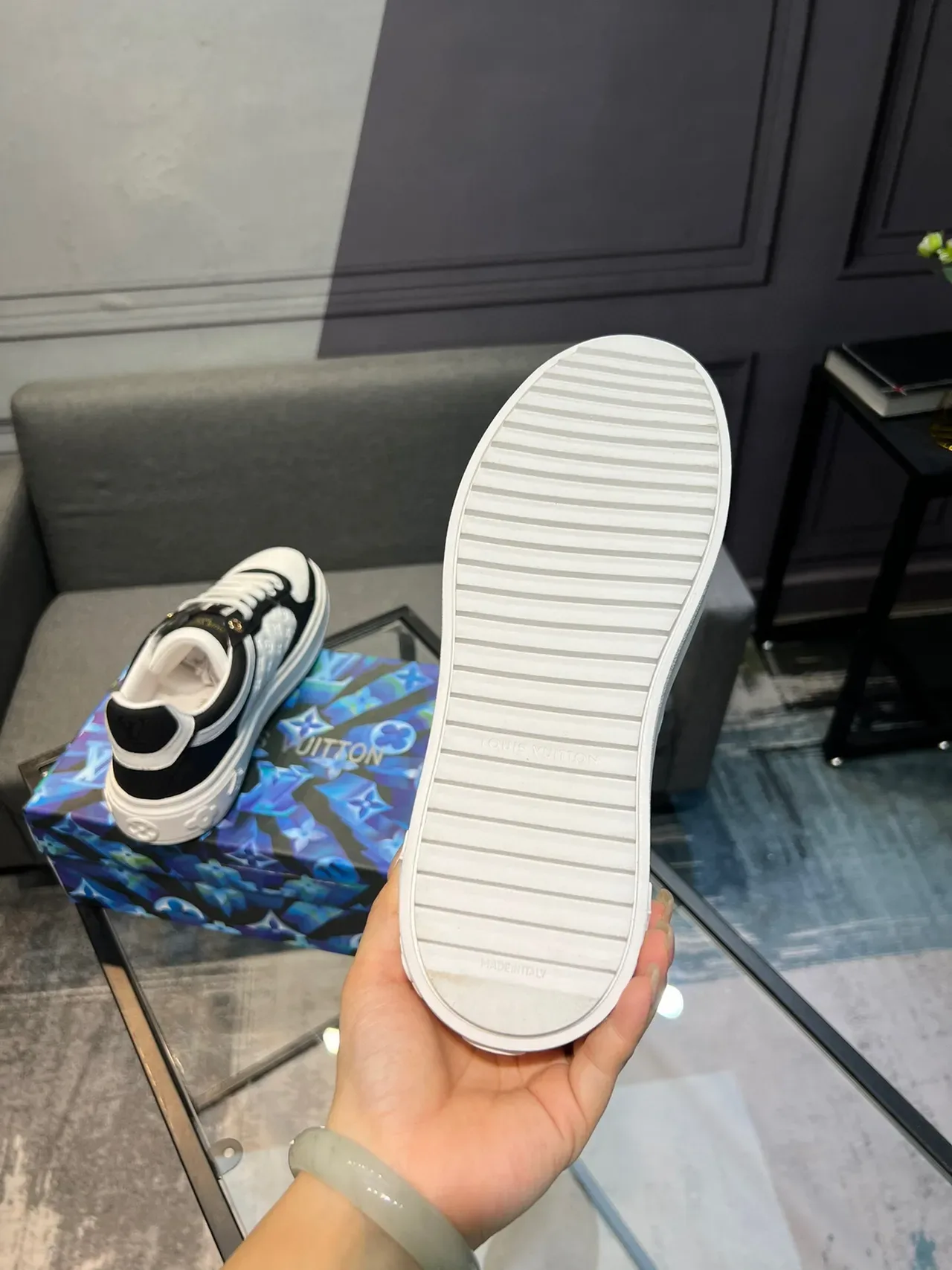 Louis Vuitton LV Trainer Sneakers Negro y Blanco Cuero Monogramado Contraste Lifestyle 7