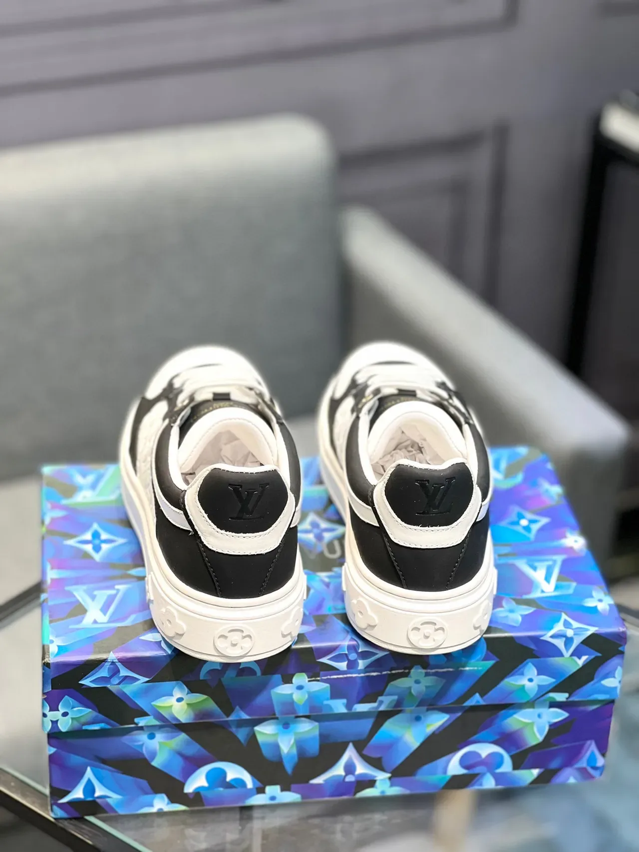 Louis Vuitton LV Trainer Sneakers Negro y Blanco Cuero Monogramado Contraste Lifestyle 8