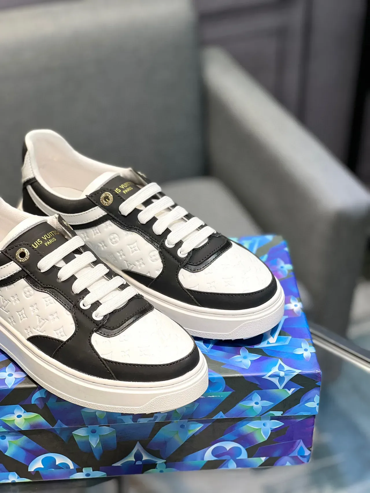 Louis Vuitton LV Trainer Sneakers Negro y Blanco Cuero Monogramado Contraste Lifestyle 9