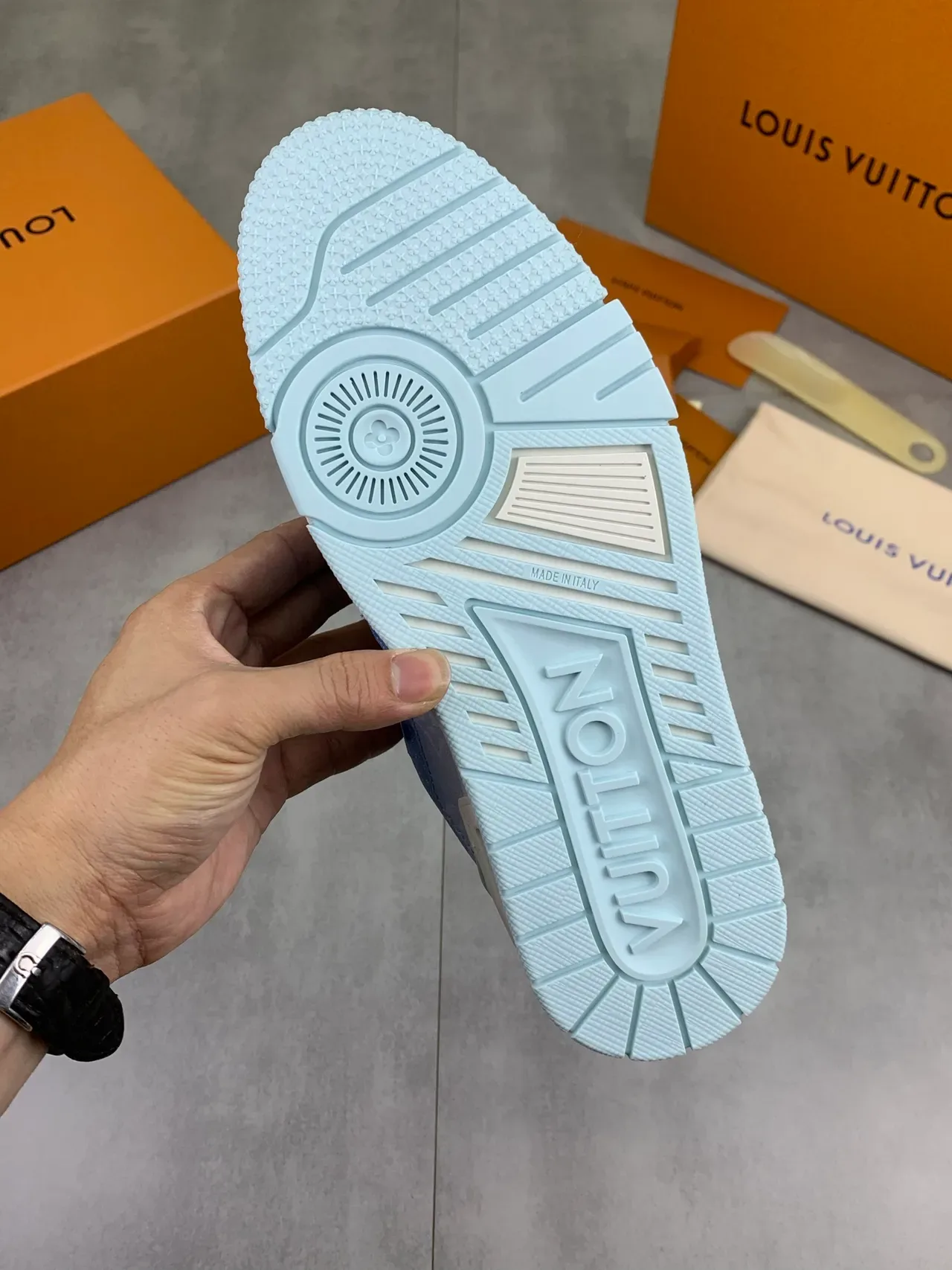 Louis Vuitton LV Trainer Monograma Azul Verde Gradiente Forro Menta Superior Sneakers Lifestyle 3