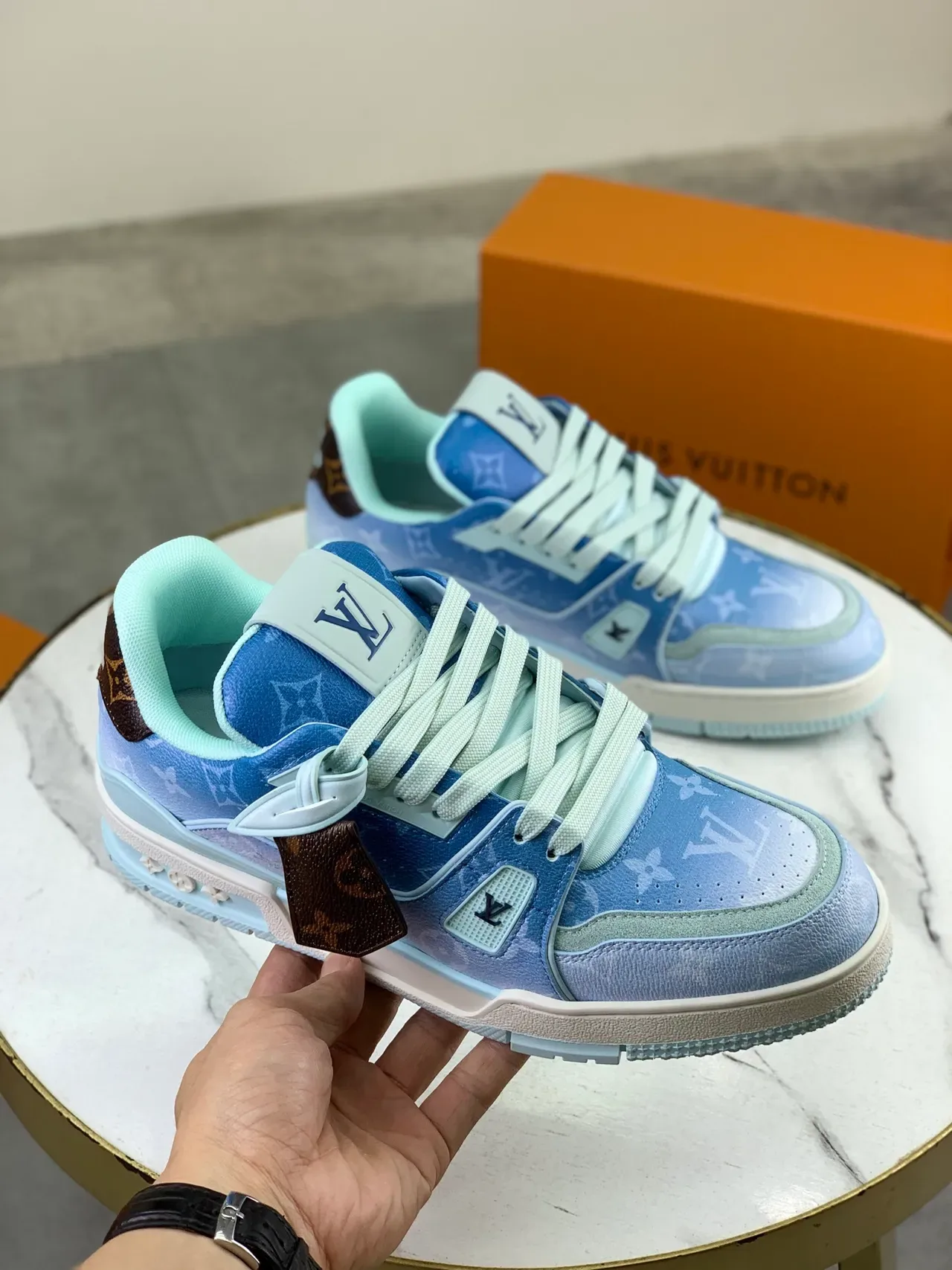 Louis Vuitton LV Trainer Monograma Azul Verde Gradiente Forro Menta Superior Sneakers Lifestyle 4