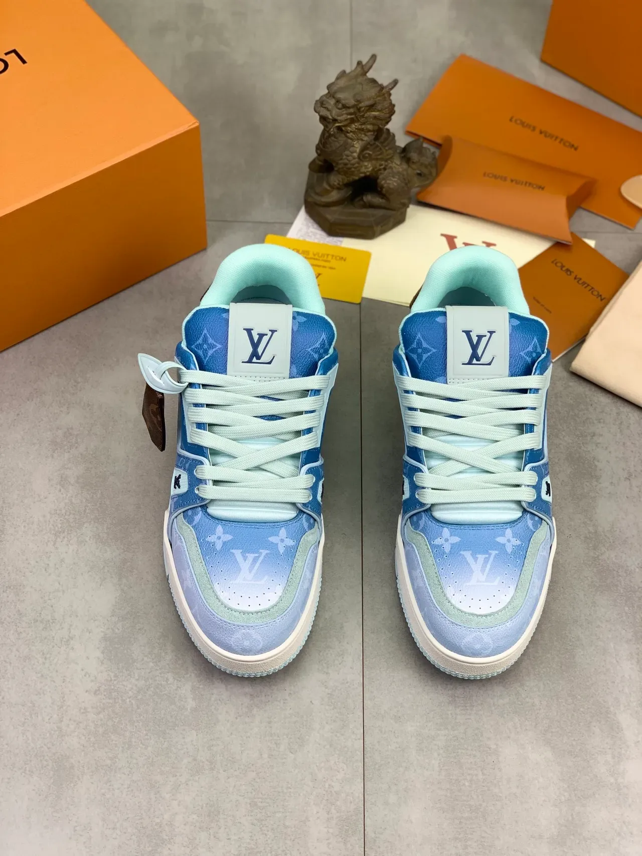 Louis Vuitton LV Trainer Monograma Azul Verde Gradiente Forro Menta Superior Sneakers Lifestyle 5