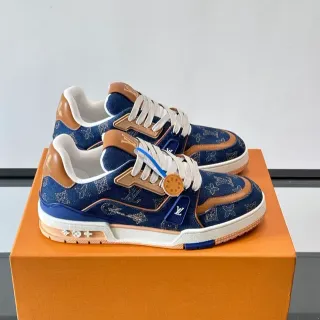 Sneakers lifestyle Louis Vuitton LV Trainer Navy Beige con upper de denim monogram y solapas de cuero tan