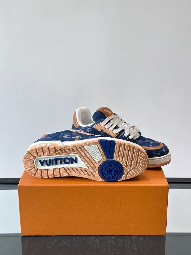 Sneakers lifestyle Louis Vuitton LV Trainer Navy Beige con upper de denim monogram y solapas de cuero tan 2