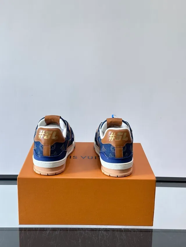 Sneakers lifestyle Louis Vuitton LV Trainer Navy Beige con upper de denim monogram y solapas de cuero tan 3
