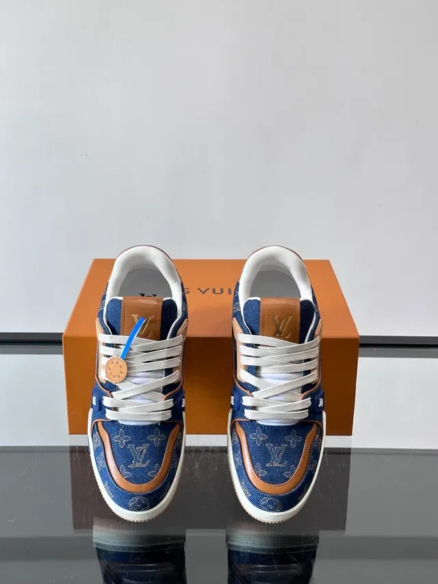 Sneakers lifestyle Louis Vuitton LV Trainer Navy Beige con upper de denim monogram y solapas de cuero tan 4