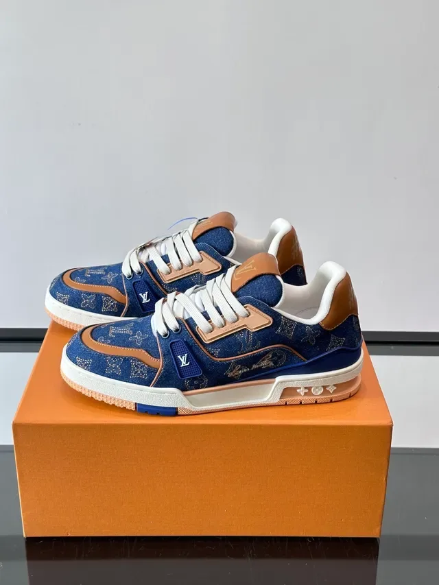 Sneakers lifestyle Louis Vuitton LV Trainer Navy Beige con upper de denim monogram y solapas de cuero tan 5