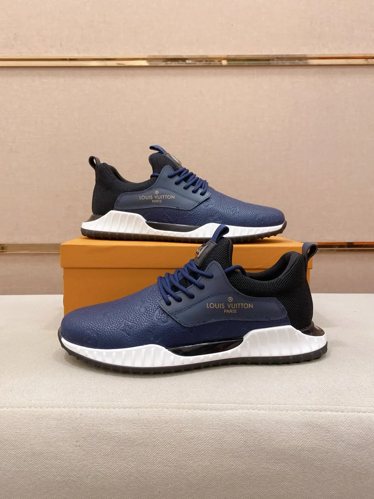 Louis Vuitton LV Trainer 海军蓝白 压花 Monogram 皮革 网面 鞋跟 领 生活方式 运动鞋 7