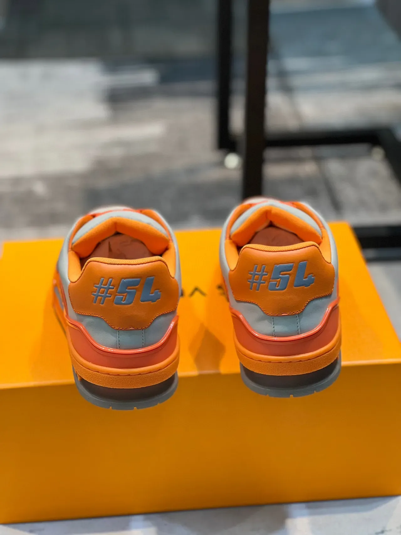 Louis Vuitton LV Trainer برتقالي رمادي منخفض القدمين متعدد الطبقات جلد وميكرونايت لايف ستايل سنايكرز 2