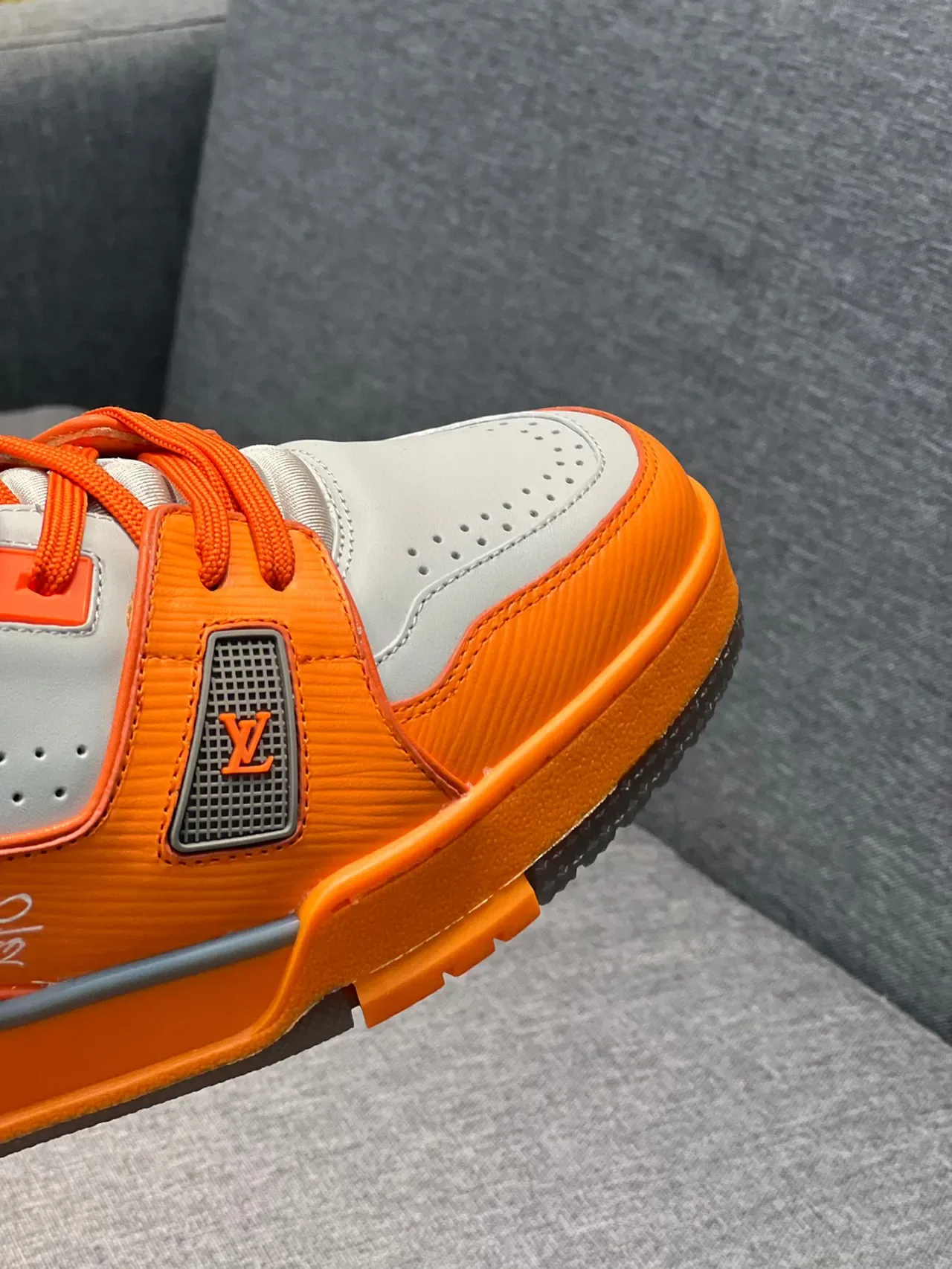 Louis Vuitton LV Trainer برتقالي رمادي منخفض القدمين متعدد الطبقات جلد وميكرونايت لايف ستايل سنايكرز 3