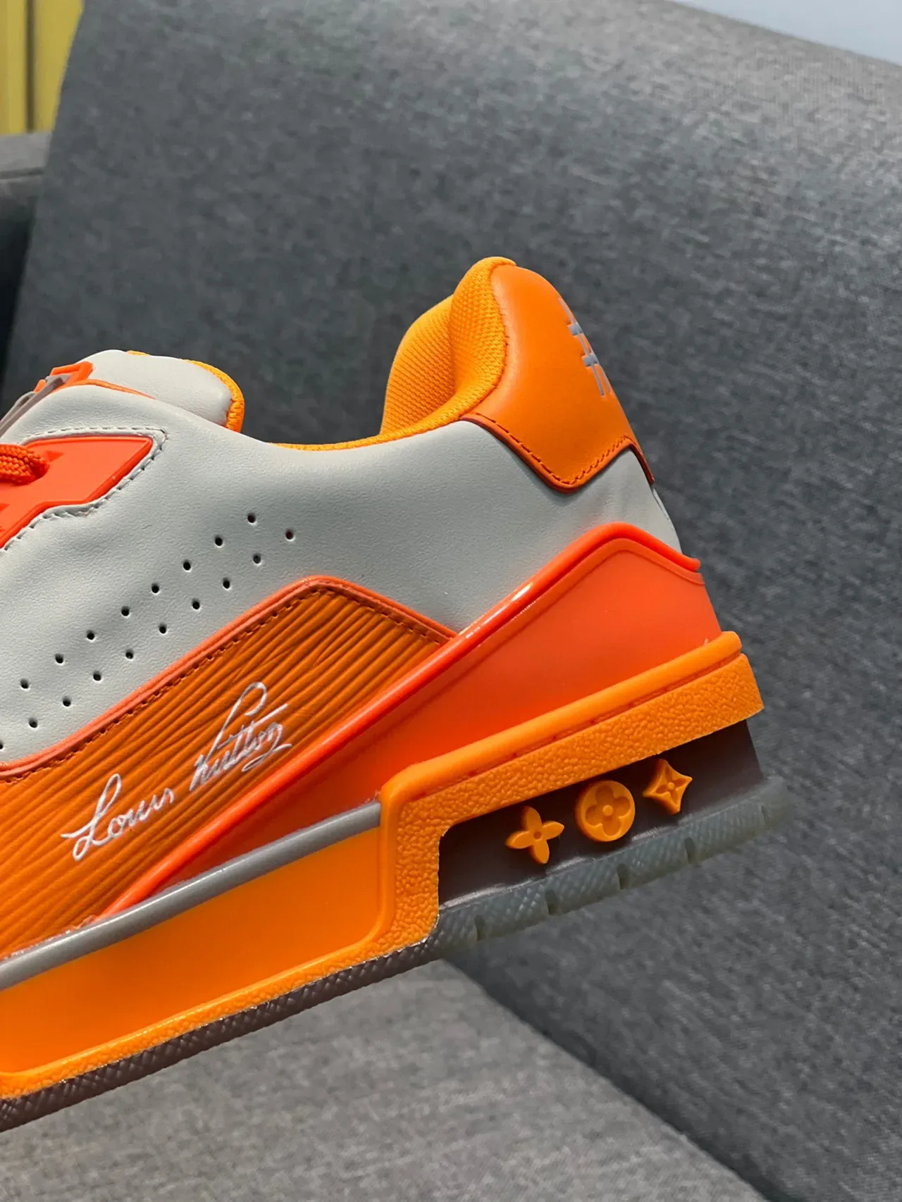 Louis Vuitton LV Trainer برتقالي رمادي منخفض القدمين متعدد الطبقات جلد وميكرونايت لايف ستايل سنايكرز 8