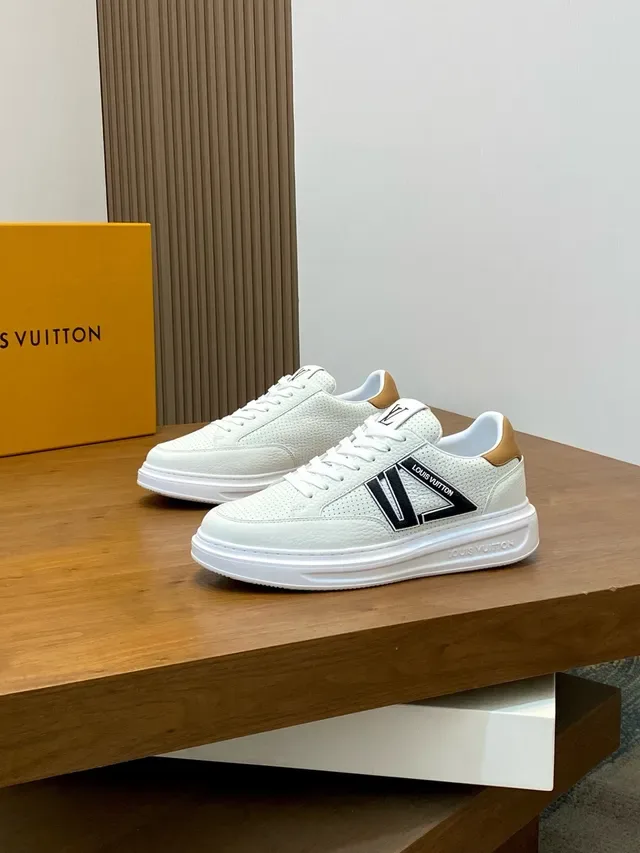 Louis Vuitton LV Trainer Blanco Negro Cuero Perforado Bold Side Logo Sneakers Lifestyle 4