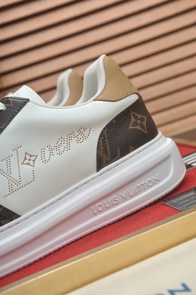Tênis Louis Vuitton LV Trainer Branco e Marrom Low Top Monograma Canvas Lifestyle 2
