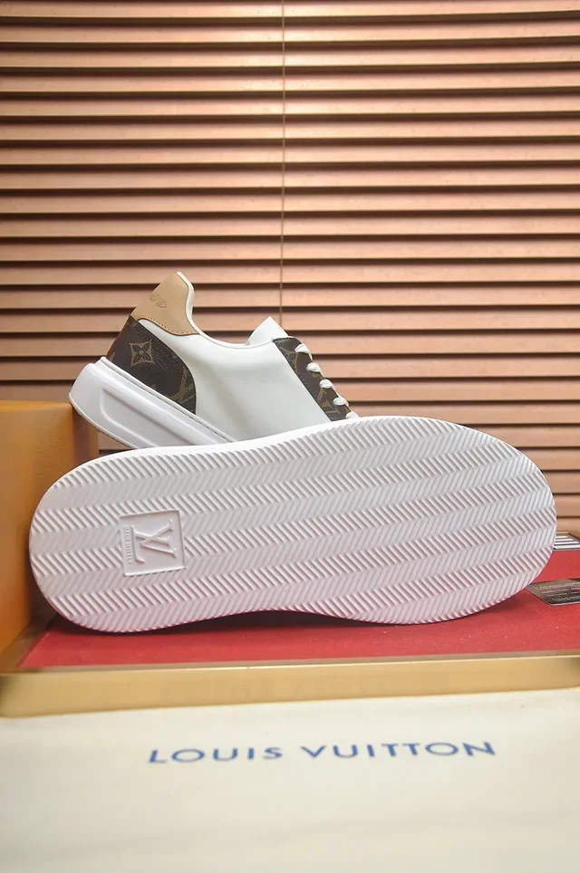 Tênis Louis Vuitton LV Trainer Branco e Marrom Low Top Monograma Canvas Lifestyle 3
