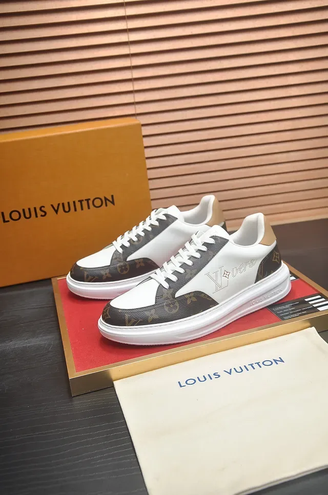 Tênis Louis Vuitton LV Trainer Branco e Marrom Low Top Monograma Canvas Lifestyle 4