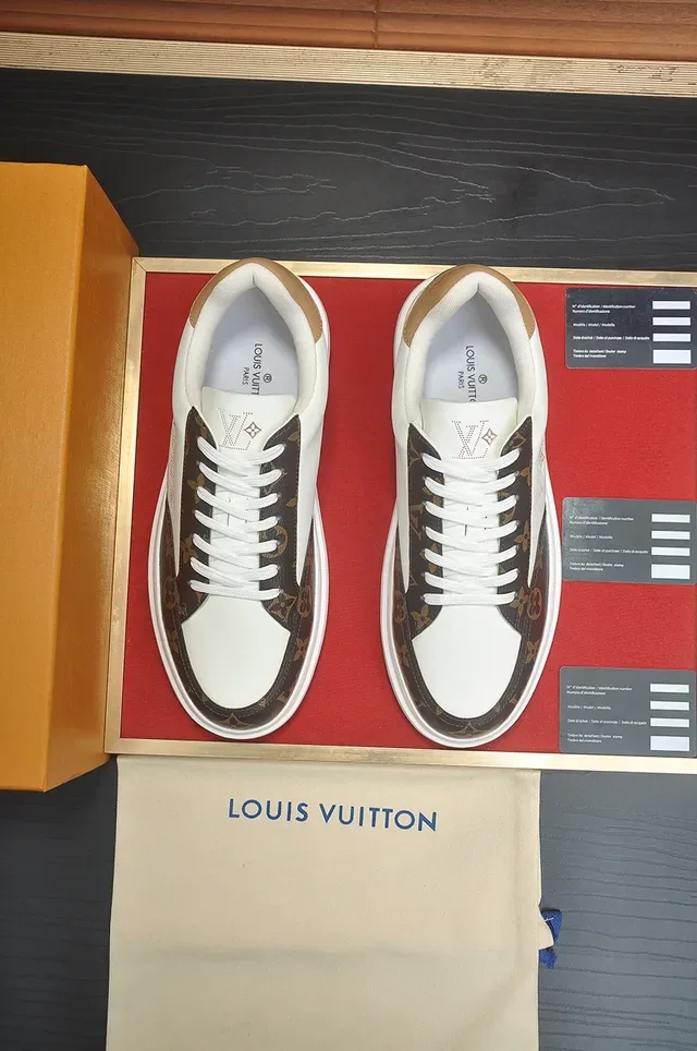Tênis Louis Vuitton LV Trainer Branco e Marrom Low Top Monograma Canvas Lifestyle 5