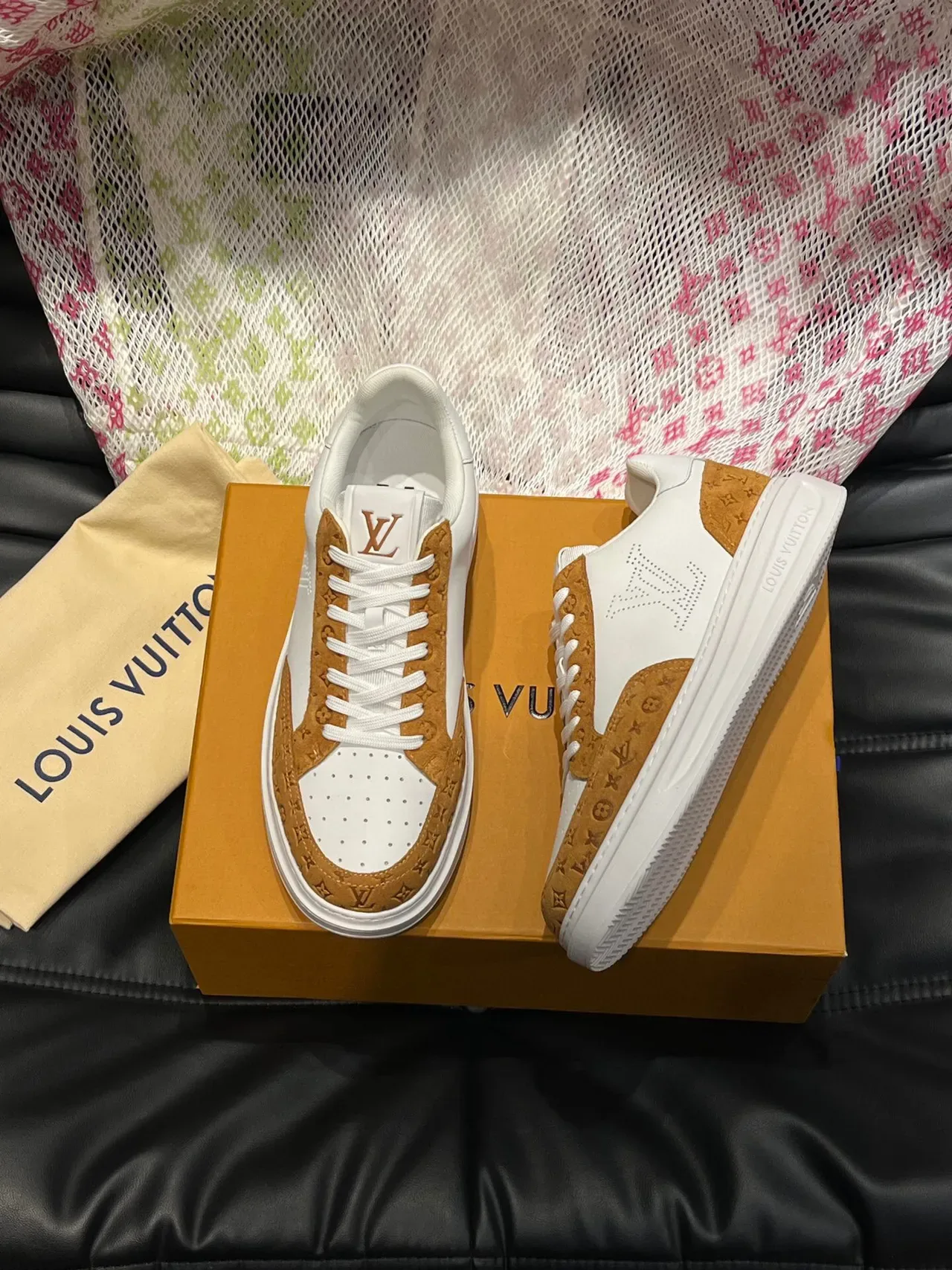Louis Vuitton LV Trainer श्वेत भूरा छिद्रित लोगो मोनोग्राम सूड ओवरले लाइफस्टाइल स्नीकर्स 3