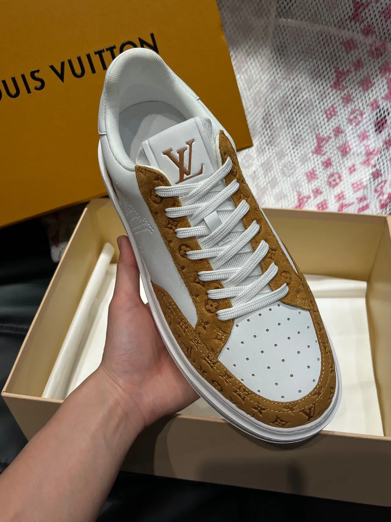 Louis Vuitton LV Trainer श्वेत भूरा छिद्रित लोगो मोनोग्राम सूड ओवरले लाइफस्टाइल स्नीकर्स 4