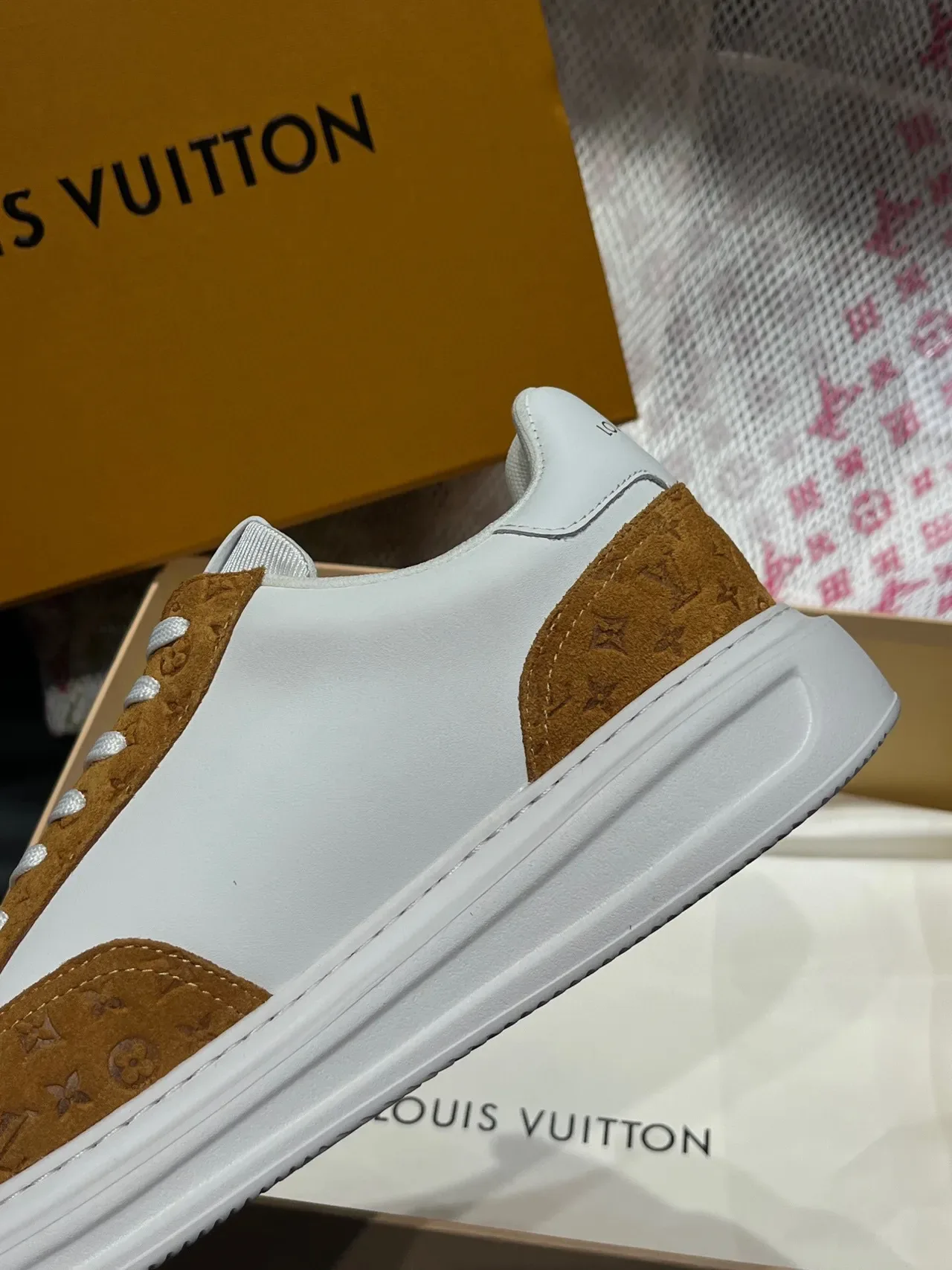 Louis Vuitton LV Trainer श्वेत भूरा छिद्रित लोगो मोनोग्राम सूड ओवरले लाइफस्टाइल स्नीकर्स 6