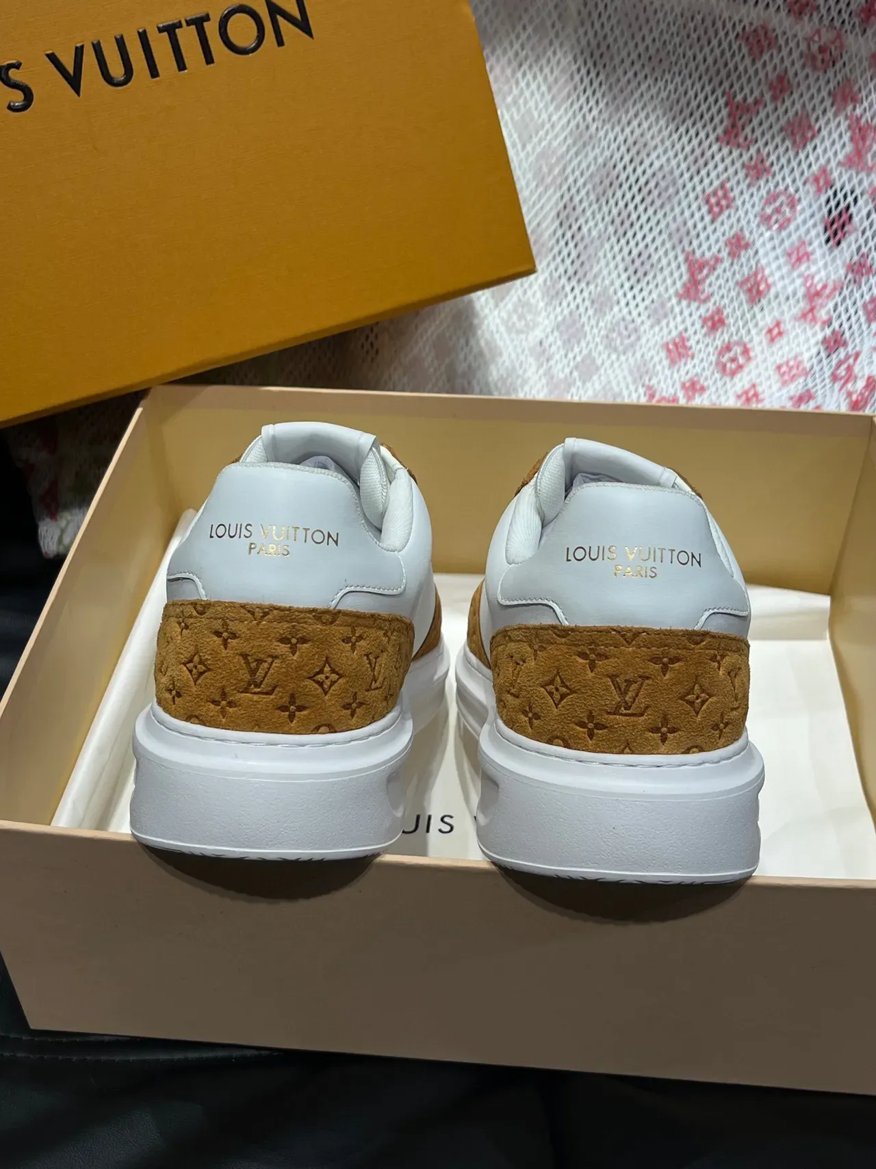 Louis Vuitton LV Trainer श्वेत भूरा छिद्रित लोगो मोनोग्राम सूड ओवरले लाइफस्टाइल स्नीकर्स 7