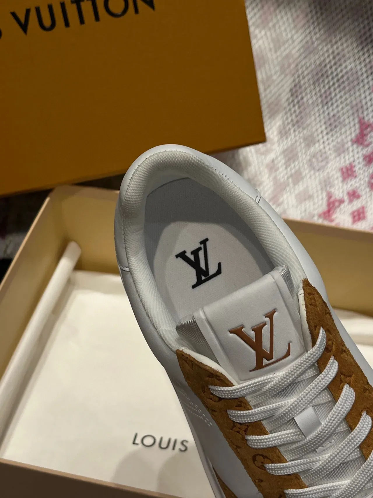 Louis Vuitton LV Trainer श्वेत भूरा छिद्रित लोगो मोनोग्राम सूड ओवरले लाइफस्टाइल स्नीकर्स 8